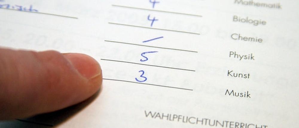 Da fehlt doch was: Weil viele Stunden ausfielen, mussten Brandenburgs Schüler auf vollständige Zeugnisse verzichten.