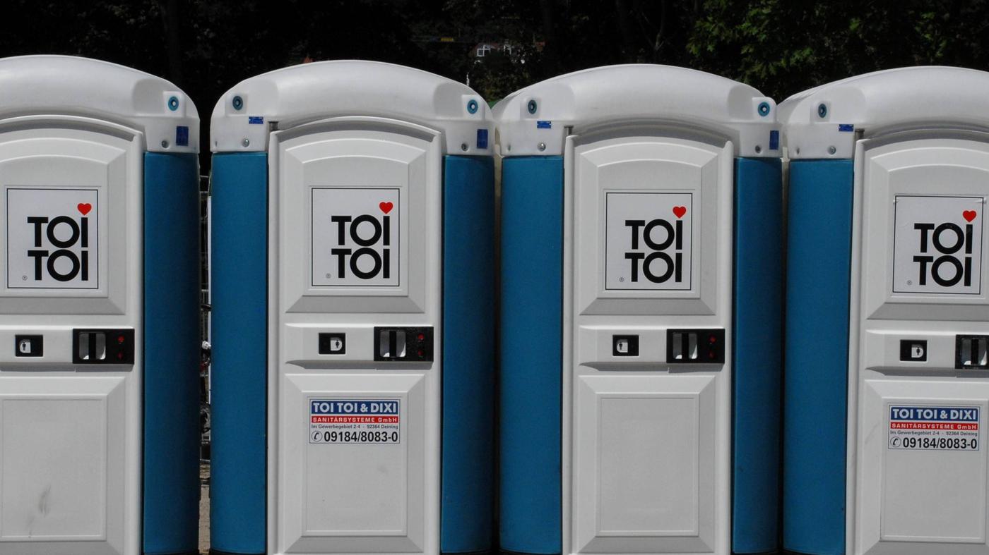 Aus dem Gerichtssaal Lagerfeuer mit DixiKlo an der Havel