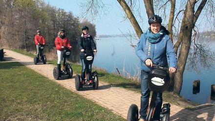 Intuitives Fahren. Der in Amerika erfundene Segway folgt den Köperbewegungen und hält für den Fahrer das Gleichgewicht.