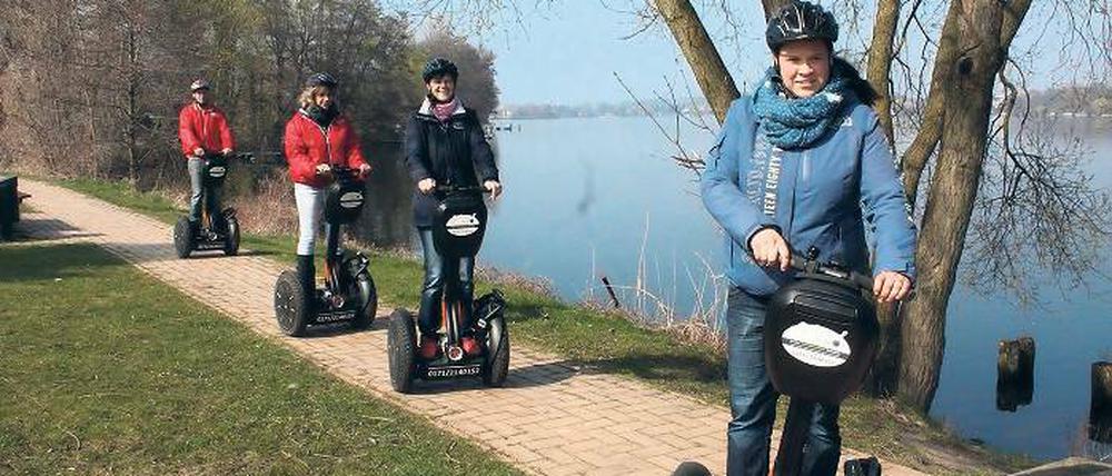 Intuitives Fahren. Der in Amerika erfundene Segway folgt den Köperbewegungen und hält für den Fahrer das Gleichgewicht.