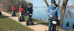 Intuitives Fahren. Der in Amerika erfundene Segway folgt den Köperbewegungen und hält für den Fahrer das Gleichgewicht.