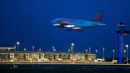 Alles beim Alten. Am alten Flughafen Schönefeld geht der Verkehr weiter - am BER ruht er möglicherweise noch länger als bislang bekannt.