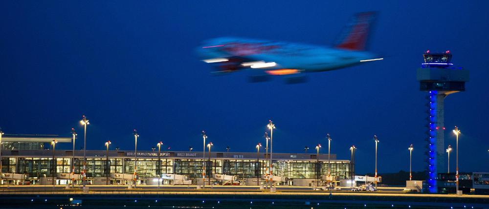 Alles beim Alten. Am alten Flughafen Schönefeld geht der Verkehr weiter - am BER ruht er möglicherweise noch länger als bislang bekannt.