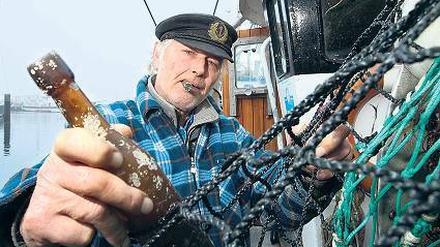 Im Netz. Der Kieler Berufsfischer Konrad Fischer entdeckte die Flaschenpost.