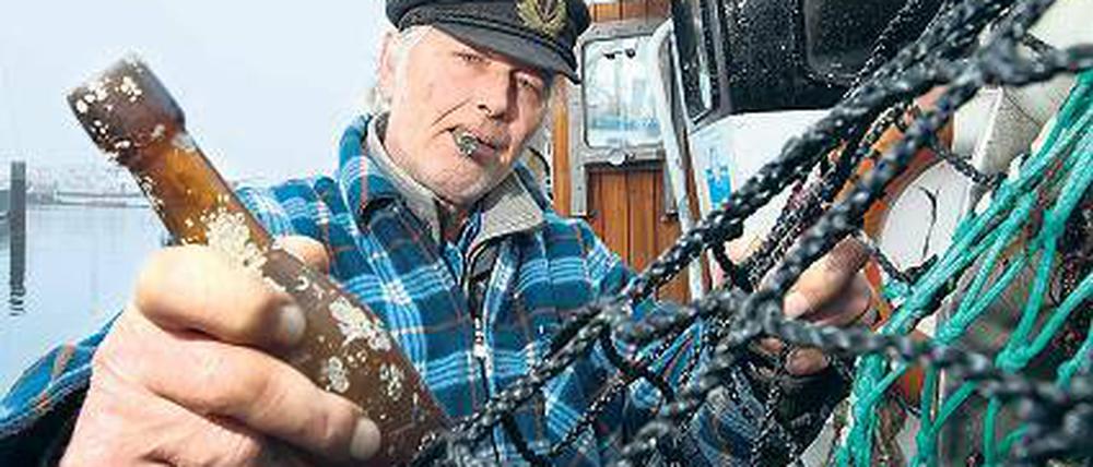 Im Netz. Der Kieler Berufsfischer Konrad Fischer entdeckte die Flaschenpost.