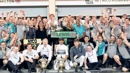 Piep, piep, piep, wir haben uns alle ganz lieb. Alle freuen sie sich bei Mercedes nach dem zweiten Doppelsieg der noch jungen Saison in der Formel 1. Der Nico und der Lewis natürlich ganz besonders.