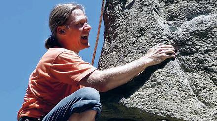 Klettertrainer Robby Sandmann an seinem liebsten Sportgerät. Der Kletterfelsen in der Waldstadt zählt zu den besten seiner Art in Deutschland. Sportklettern liegt auch in Potsdam absolut im Trend.
