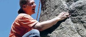Klettertrainer Robby Sandmann an seinem liebsten Sportgerät. Der Kletterfelsen in der Waldstadt zählt zu den besten seiner Art in Deutschland. Sportklettern liegt auch in Potsdam absolut im Trend.