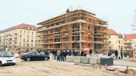 Vorreiter. Der Rohbau steht, die Fenster sind schon angeliefert und werden demnächst eingebaut. Beim Innenausbau können die künftigen Besitzer der Eigentumswohnungen noch Einfluss nehmen. Das Wohnhaus am Horstweg ist das erste auf dem Areal einer früheren Babelsberger Kleingartenanlage.