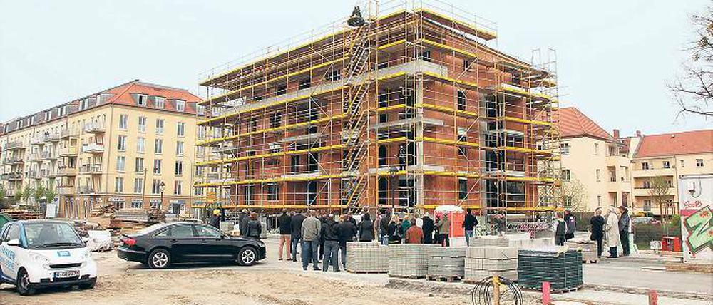 Vorreiter. Der Rohbau steht, die Fenster sind schon angeliefert und werden demnächst eingebaut. Beim Innenausbau können die künftigen Besitzer der Eigentumswohnungen noch Einfluss nehmen. Das Wohnhaus am Horstweg ist das erste auf dem Areal einer früheren Babelsberger Kleingartenanlage.