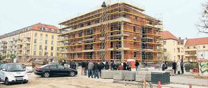 Vorreiter. Der Rohbau steht, die Fenster sind schon angeliefert und werden demnächst eingebaut. Beim Innenausbau können die künftigen Besitzer der Eigentumswohnungen noch Einfluss nehmen. Das Wohnhaus am Horstweg ist das erste auf dem Areal einer früheren Babelsberger Kleingartenanlage.
