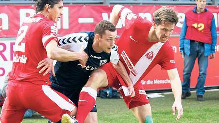 Kein Durchkommen für SVB-Mittelfeldakteur Heiko Schwarz gegen die Rathenower Defensivabteilung.