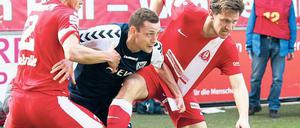 Kein Durchkommen für SVB-Mittelfeldakteur Heiko Schwarz gegen die Rathenower Defensivabteilung.