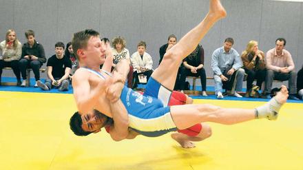 Im ungewohnten Outfit: Judoka Paul Schwisow im Ringeranzug gegen Haisarek Sairask.