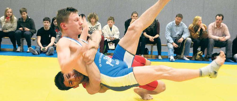 Im ungewohnten Outfit: Judoka Paul Schwisow im Ringeranzug gegen Haisarek Sairask.