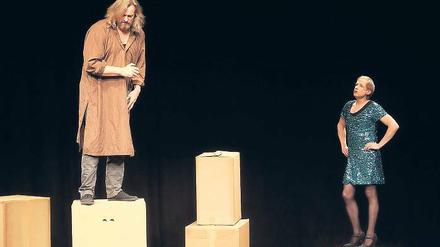 Aufstieg und Fall. Der Wasserträger Wan (Dierk Prawdzik, l.) scheitert ebenso wie Shen Te (Sebastian Bischoff, r.)