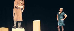 Aufstieg und Fall. Der Wasserträger Wan (Dierk Prawdzik, l.) scheitert ebenso wie Shen Te (Sebastian Bischoff, r.)