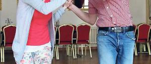 Gar nicht spießig. Tanzen ist wieder angesagt, junge Leute wie Stephan Viets besuchen Tanzkurse. Mit seiner Tanzlehrerin Christiane Rietz nimmt er teil am Let’s Dance Wettbewerb. Vier Paare kämpfen um den Pokal, die Gäste dürfen zuschauen und tanzen.