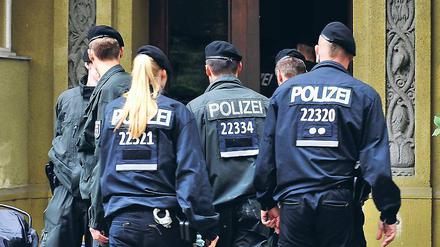 Neue Richtung. Polizisten durchsuchten am Montag das Haus der Familie.