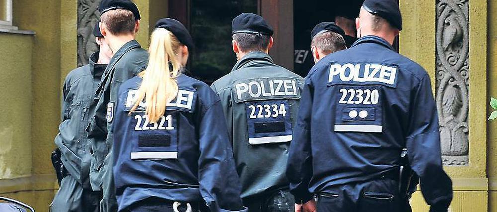 Neue Richtung. Polizisten durchsuchten am Montag das Haus der Familie.