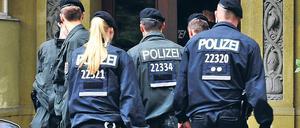 Neue Richtung. Polizisten durchsuchten am Montag das Haus der Familie.