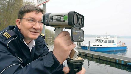 Wasser-Blitzer. Auch auf See misst die Polizei, ob sich zum Beispiel Hobby-Kapitäne an Geschwindigkeitsbegrenzungen halten. Wer zu schnell fährt, dem drohen Bußgelder von mehreren Hundert Euro. Mit Beginn der Wassersportsaison hat die Polizei am Dienstag angekündigt, wieder verstärkt die Potsdamer Gewässer zu kontrollieren.