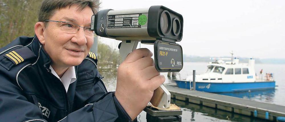 Wasser-Blitzer. Auch auf See misst die Polizei, ob sich zum Beispiel Hobby-Kapitäne an Geschwindigkeitsbegrenzungen halten. Wer zu schnell fährt, dem drohen Bußgelder von mehreren Hundert Euro. Mit Beginn der Wassersportsaison hat die Polizei am Dienstag angekündigt, wieder verstärkt die Potsdamer Gewässer zu kontrollieren.