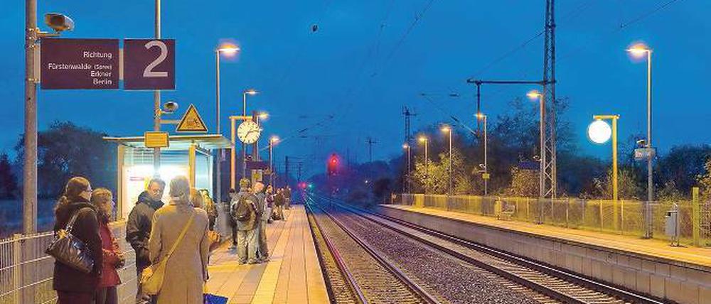 Unbehagen. Laut einer Umfrage fühlen sich Wartende auf Bahnhöfen oder an Bushaltestellen im Dunkeln unsicher.