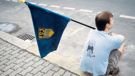 Umstrittene Sonne. Das FDJ-Symbol wurde im Westen einst verboten. Weil die DDR-Organisation überlebte, gibt’s Probleme.