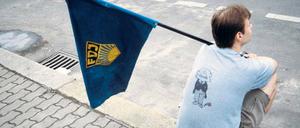 Umstrittene Sonne. Das FDJ-Symbol wurde im Westen einst verboten. Weil die DDR-Organisation überlebte, gibt’s Probleme.