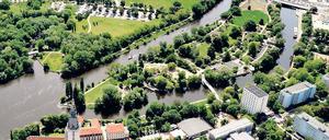 Brückenschlag. Eine neue Fußgängerbrücke könnte Unruhe in den Staudengarten auf der Freundschaftsinsel bringen, fürchten Kritiker. Die Förderbank ILB baut ab Herbst neben dem Hauptbahnhof ihre neue Zentrale – ungefähr dort, wo jetzt die Parkplätze sind. Von dort könnte ein neue Brücke zur Insel führen.