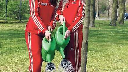 Wässern fürs Klima. Elisa Muri und Lisa Rühl (v.l.) sind Baumpaten.