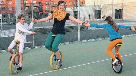 Balance halten. Hedwig Zumpe (M.) beim Training mit den Mädchen des Potsdamer Kinderzirkus’ Montelino. Ab Sommer will die Abiturientin als Freiwillige in einem Kinderdorf in Tansania arbeiten. Für den Einsatz sucht sie noch Sponsoren.