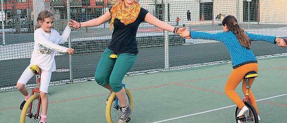 Balance halten. Hedwig Zumpe (M.) beim Training mit den Mädchen des Potsdamer Kinderzirkus’ Montelino. Ab Sommer will die Abiturientin als Freiwillige in einem Kinderdorf in Tansania arbeiten. Für den Einsatz sucht sie noch Sponsoren.