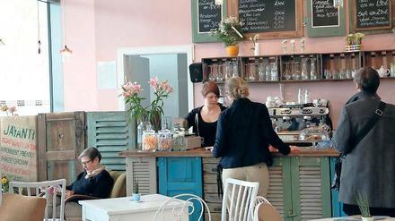 Schmökern. Im Café „Et cetera“ gibt es mittwochs auch Lunch.