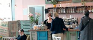 Schmökern. Im Café „Et cetera“ gibt es mittwochs auch Lunch.