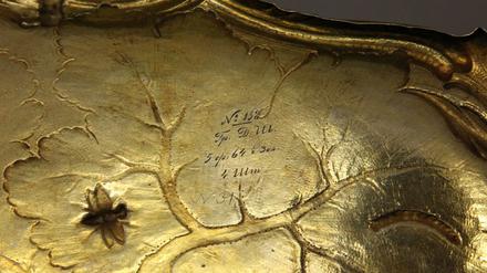 Mit Signatur: Ein Silbertablett des Alten Fritz.