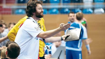 Spielend lernen. Das Saisonziel Klassenerhalt hat der VfL erreicht, jetzt basteln die Potsdamer weiter am taktischen Konzept für die Mannschaft. Co-Trainer Marc Thiele (im Bild) und Trainer Jens Deffke wollen das Umkehrspiel verbessern.