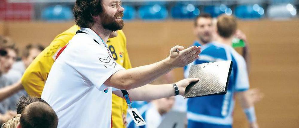 Spielend lernen. Das Saisonziel Klassenerhalt hat der VfL erreicht, jetzt basteln die Potsdamer weiter am taktischen Konzept für die Mannschaft. Co-Trainer Marc Thiele (im Bild) und Trainer Jens Deffke wollen das Umkehrspiel verbessern.