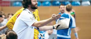 Spielend lernen. Das Saisonziel Klassenerhalt hat der VfL erreicht, jetzt basteln die Potsdamer weiter am taktischen Konzept für die Mannschaft. Co-Trainer Marc Thiele (im Bild) und Trainer Jens Deffke wollen das Umkehrspiel verbessern.