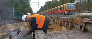 Wenn bei der Bahn gebaut wird - wie hier auf der Strecke zwischen Wannsee und Charlottenburg im Jahr 2012 - , sind die Folgen groß.