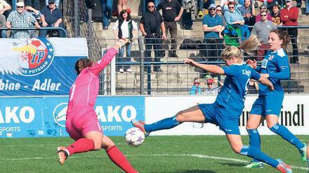 Traf doppelt. Potsdams schwedische Nationalstürmerin Ada Hegerberg (Mitte) zeigte sich gegen Torres von ihrer Verletzung genesen und erzielte nach der Pause zwei Tore.