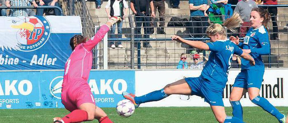 Traf doppelt. Potsdams schwedische Nationalstürmerin Ada Hegerberg (Mitte) zeigte sich gegen Torres von ihrer Verletzung genesen und erzielte nach der Pause zwei Tore.