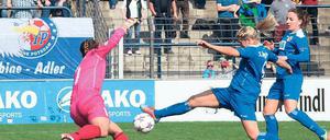 Traf doppelt. Potsdams schwedische Nationalstürmerin Ada Hegerberg (Mitte) zeigte sich gegen Torres von ihrer Verletzung genesen und erzielte nach der Pause zwei Tore.
