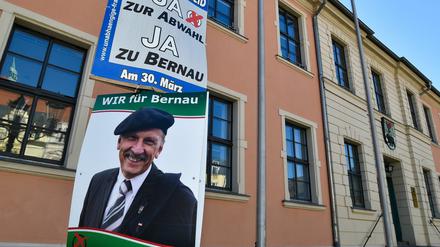 Vor dem Rathaus der Stadt Bernau (Brandenburg) hängen zwei Wahlplakate, das untere gegen die Abwahl des derzeitigen Bürgermeisters Hubert Handke (CDU) und das obere für die Abwahl. Die Einwohner von Bernau (Barnim) entscheiden am 30. März über den Verbleib des Bürgermeisters Hubert Handke (CDU) im Amt.