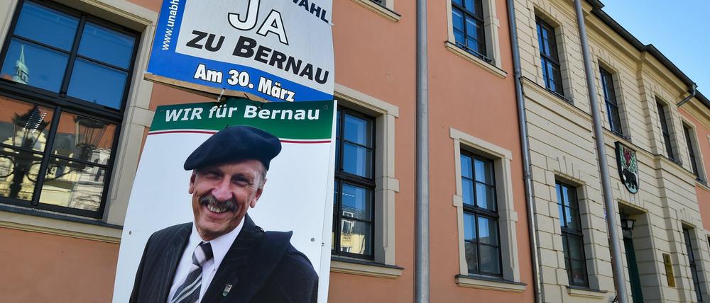 Vor dem Rathaus der Stadt Bernau (Brandenburg) hängen zwei Wahlplakate, das untere gegen die Abwahl des derzeitigen Bürgermeisters Hubert Handke (CDU) und das obere für die Abwahl. Die Einwohner von Bernau (Barnim) entscheiden am 30. März über den Verbleib des Bürgermeisters Hubert Handke (CDU) im Amt.