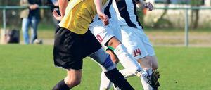 Spielen und wühlen. Bornims Stürmer Robert Koschan (vorn) kann sich hier zwar nicht gegen zwei Wünsdorfer durchsetzen, bereitete aber zwei Tore vor.