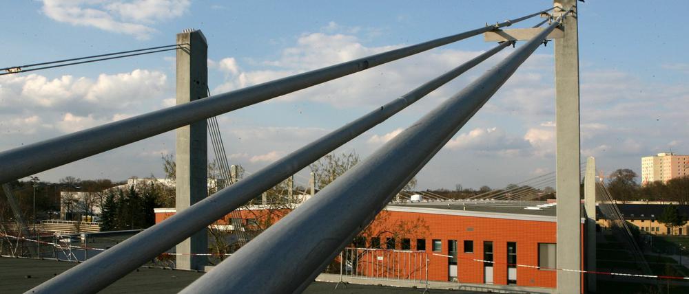 Von oben kaum zu sehen - aber einsturzgefährdet: Das Dach der Schwimmhalle am Luftschiffhafen.