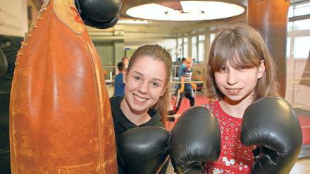 Faustdick mögen es Melina Walke und Laura Hausmann (l.). Die beiden Mädchen haben das Boxen für sich entdeckt und trainieren bei Motor Babelsberg.