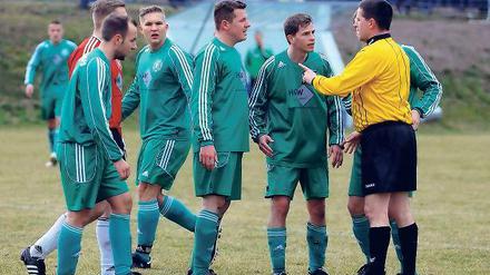 Nicht immer leicht haben es die Referees in unteren Fußballligen.